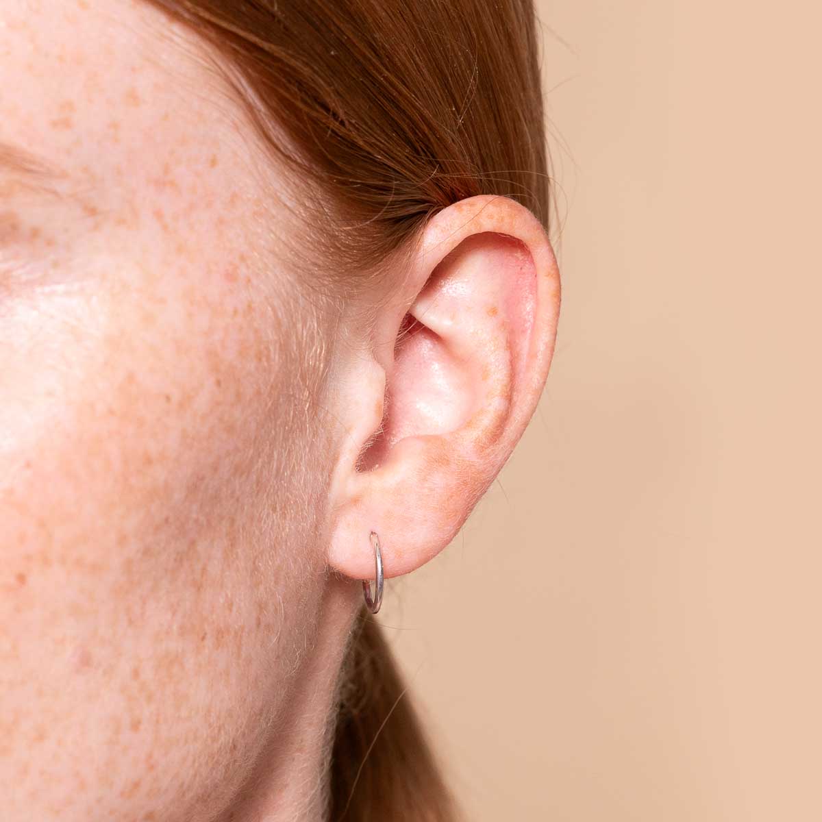 Seamless Hoop 1mm in Solid White Gold