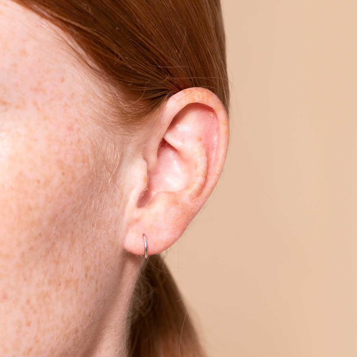 Seamless Hoop 1mm in Solid White Gold