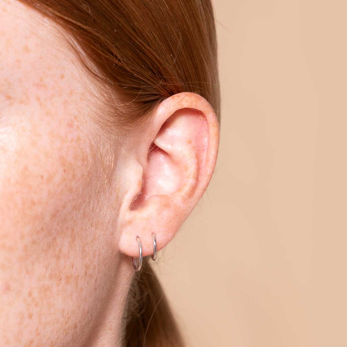 Seamless Hoop 1mm in Solid White Gold