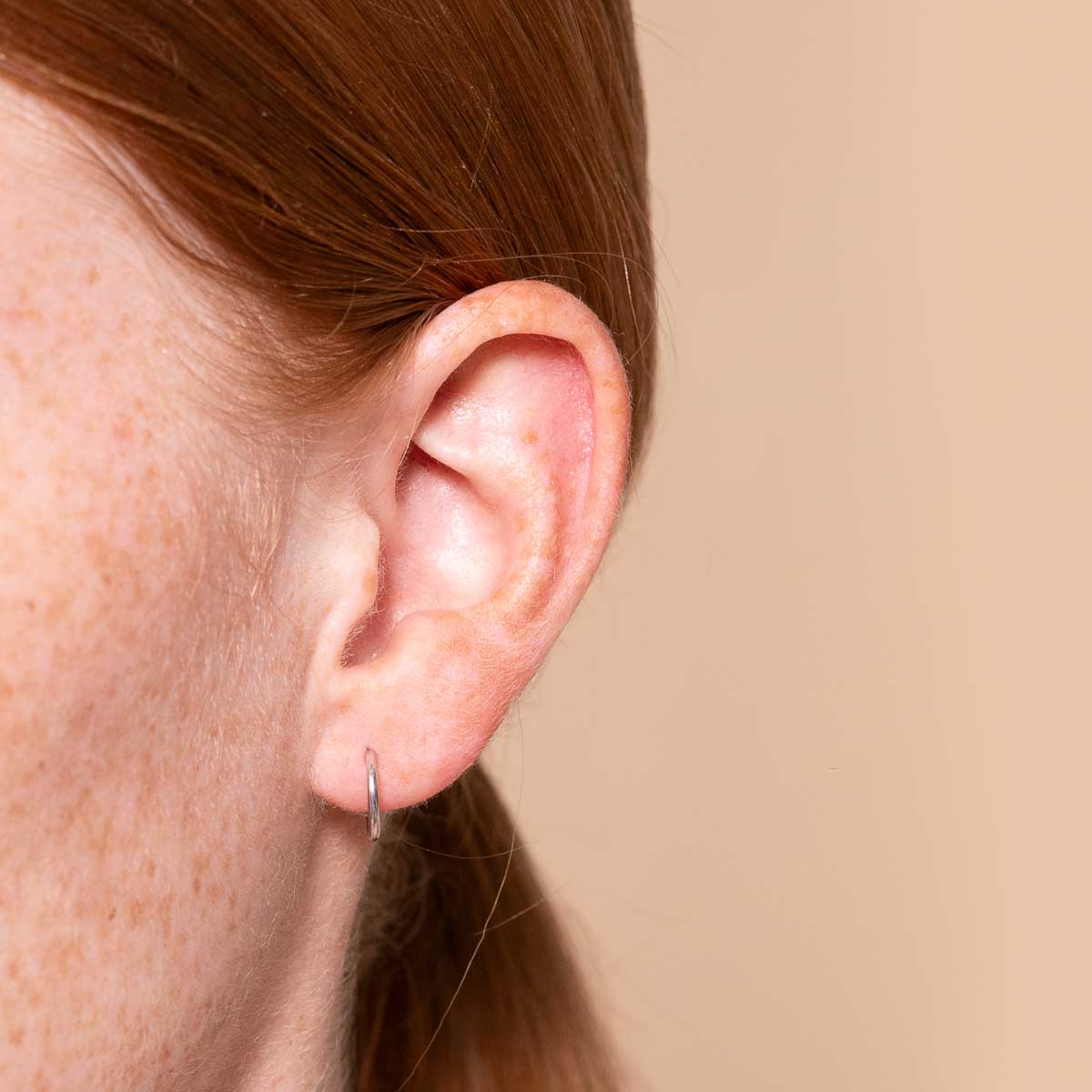 Seamless Hoop 1mm in Solid White Gold