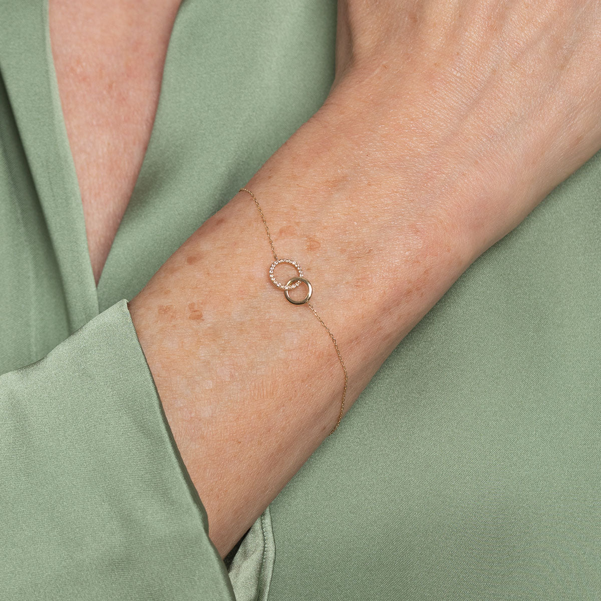 Orbit Topaz Bracelet in Solid Gold