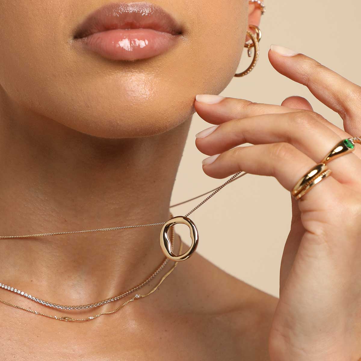 O Initial Bold Pendant Necklace in Gold