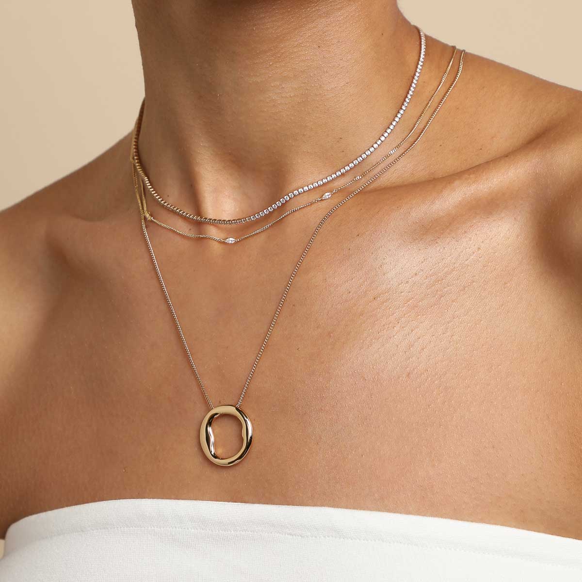 O Initial Bold Pendant Necklace in Gold