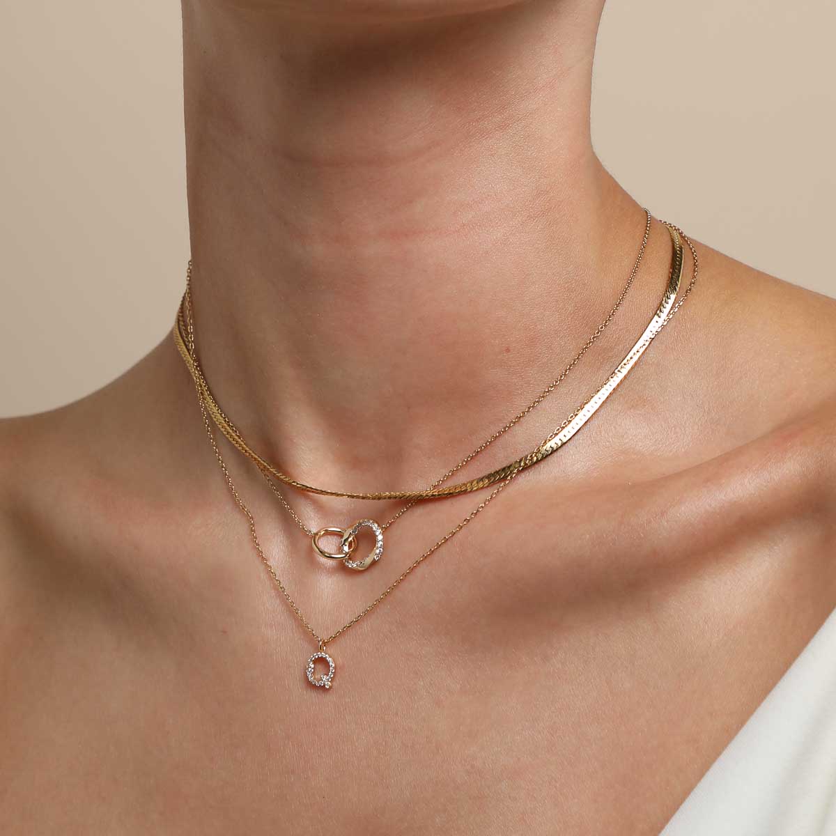 Q Initial Pavé Pendant Necklace in Gold