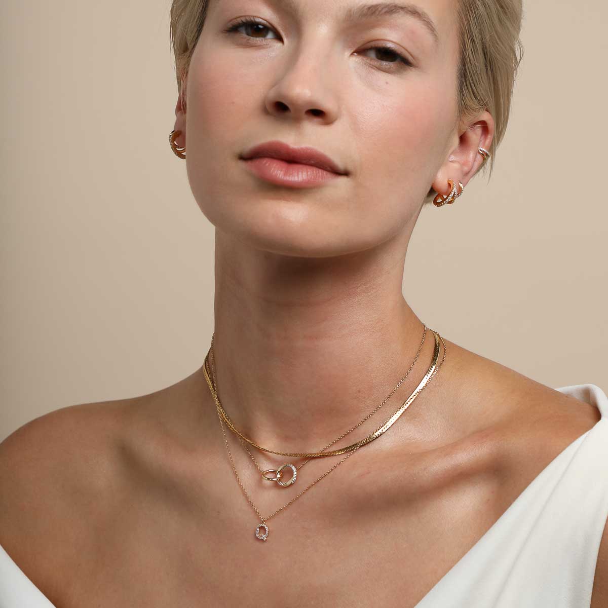 Q Initial Pavé Pendant Necklace in Gold