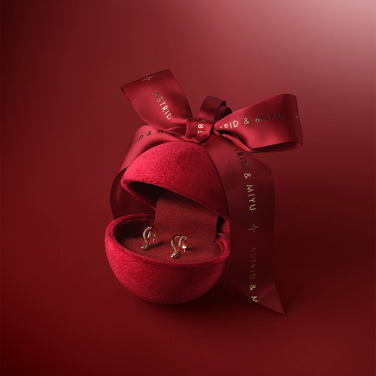 Illusion Huggies Ornament Bauble in Gold