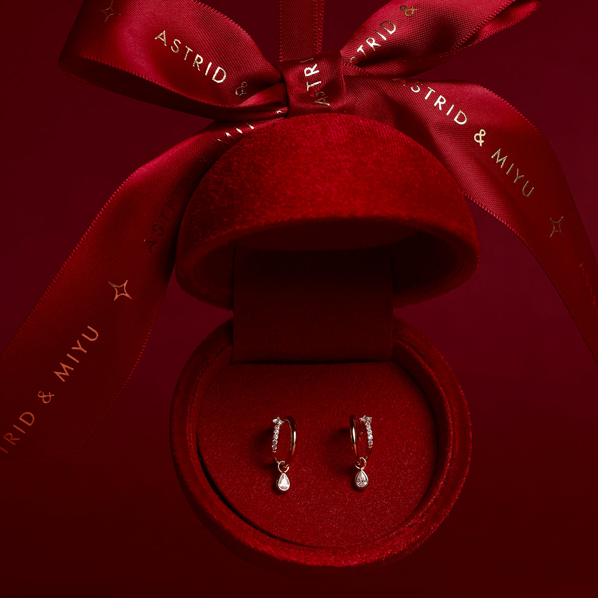 Illusion Huggies Ornament Bauble in Gold