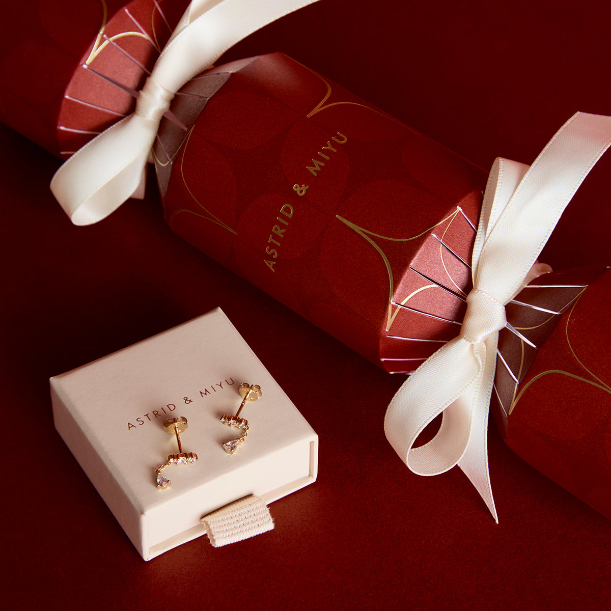 Magic Charm Studs Cracker in Gold