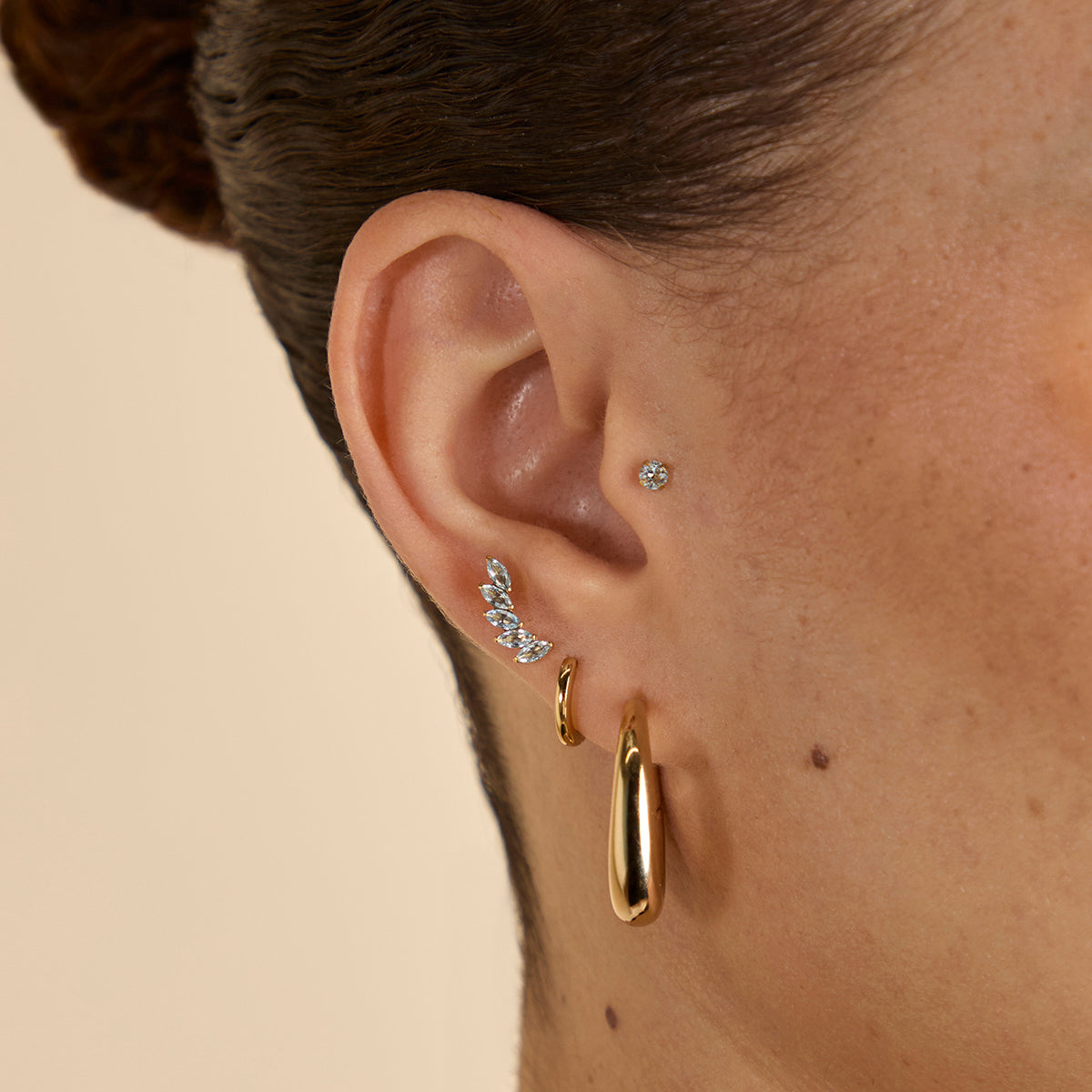 Blue Crystal Fan Titanium Piercing Stud in Gold