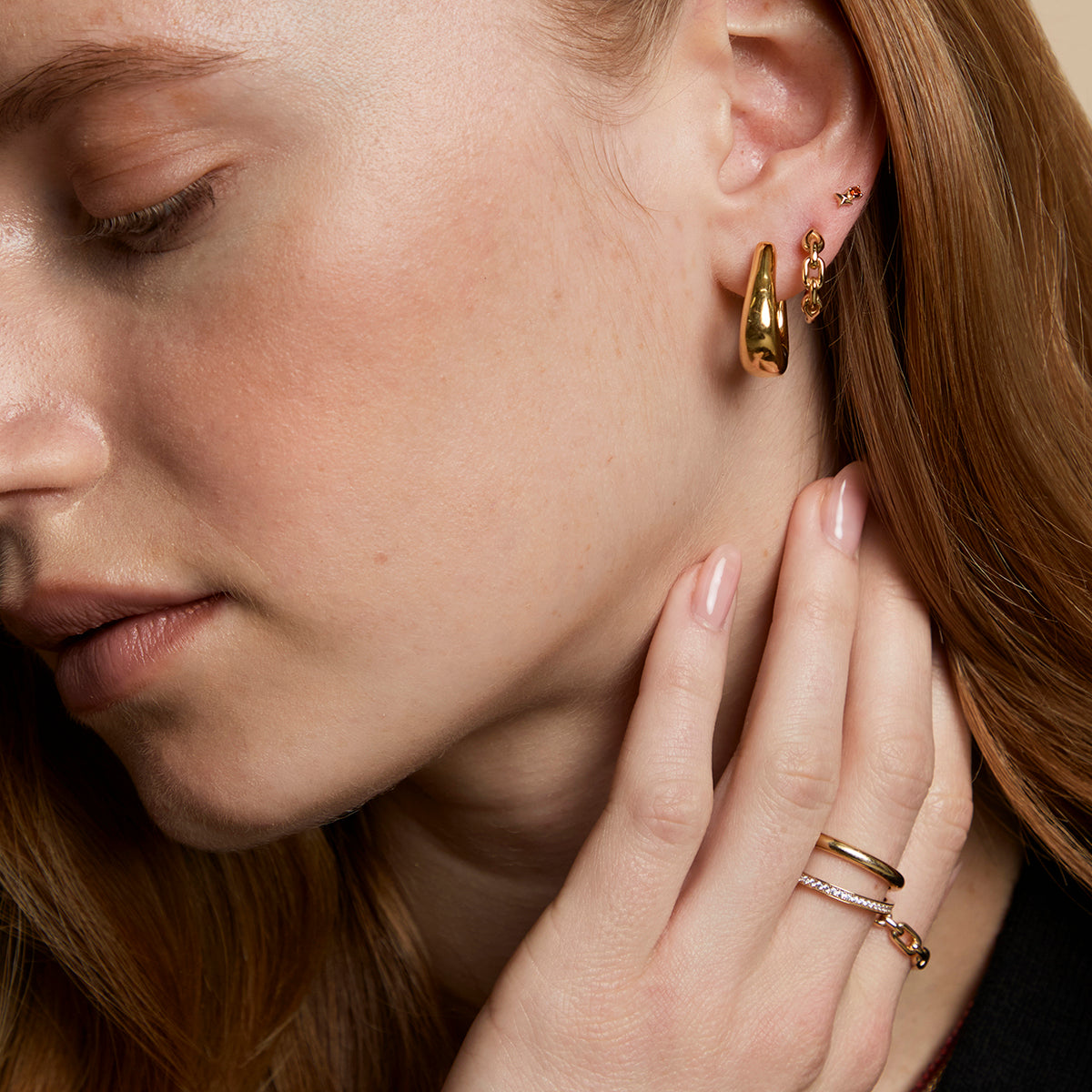 Saddle Medium Hoops in Gold-Astrid & Miyu