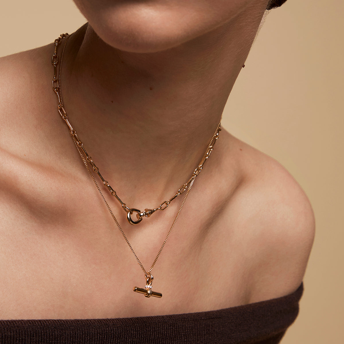 Hardware T-Bar Pendant Necklace in Gold