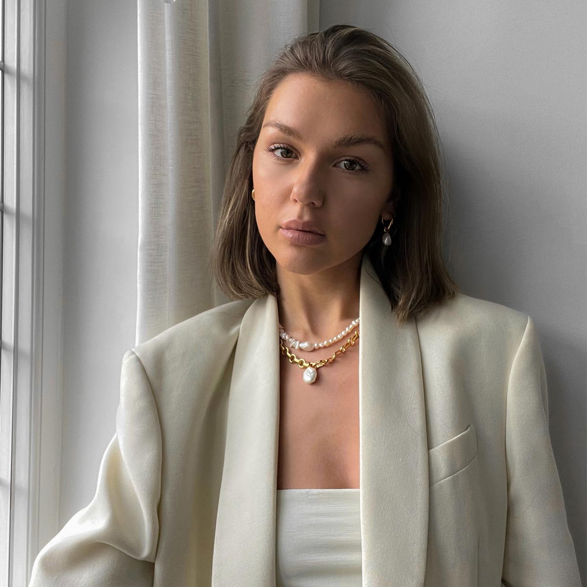 Opulent set worn by Julia Sokele