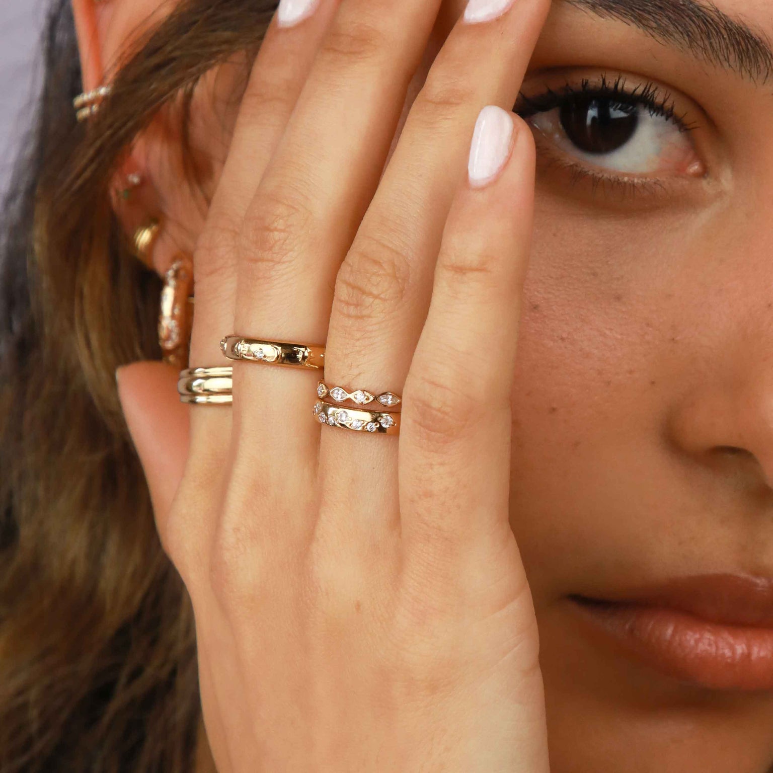 Navette-Crystal-Band-Ring-Sgold_worn