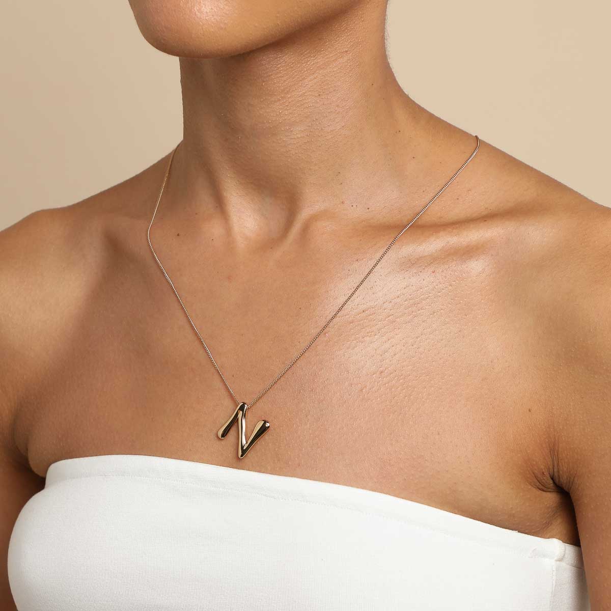 Astrid & Miyu .us | Initial Pendant Necklace N in Gold
