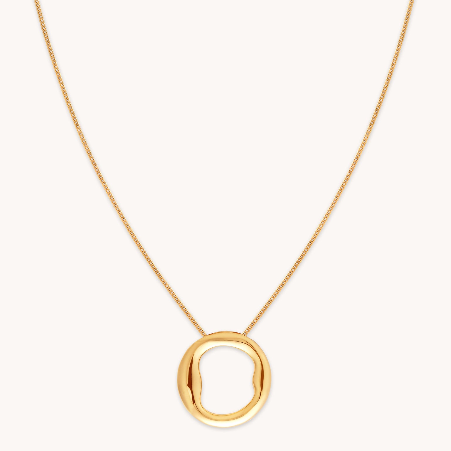 O Initial Bold Pendant Necklace in Gold