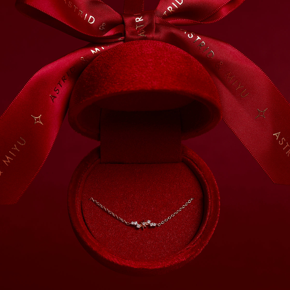 Star Bracelet Ornament Bauble in Gold