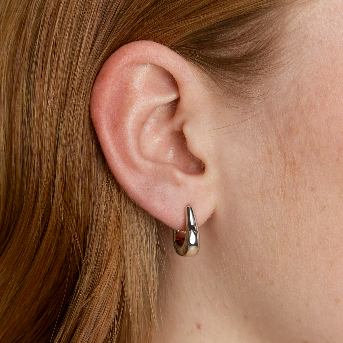 Saddle Small Hoops in Silver-Astrid &amp; Miyu