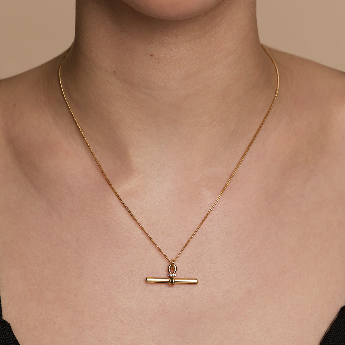 Hardware T-Bar Pendant Necklace in Gold