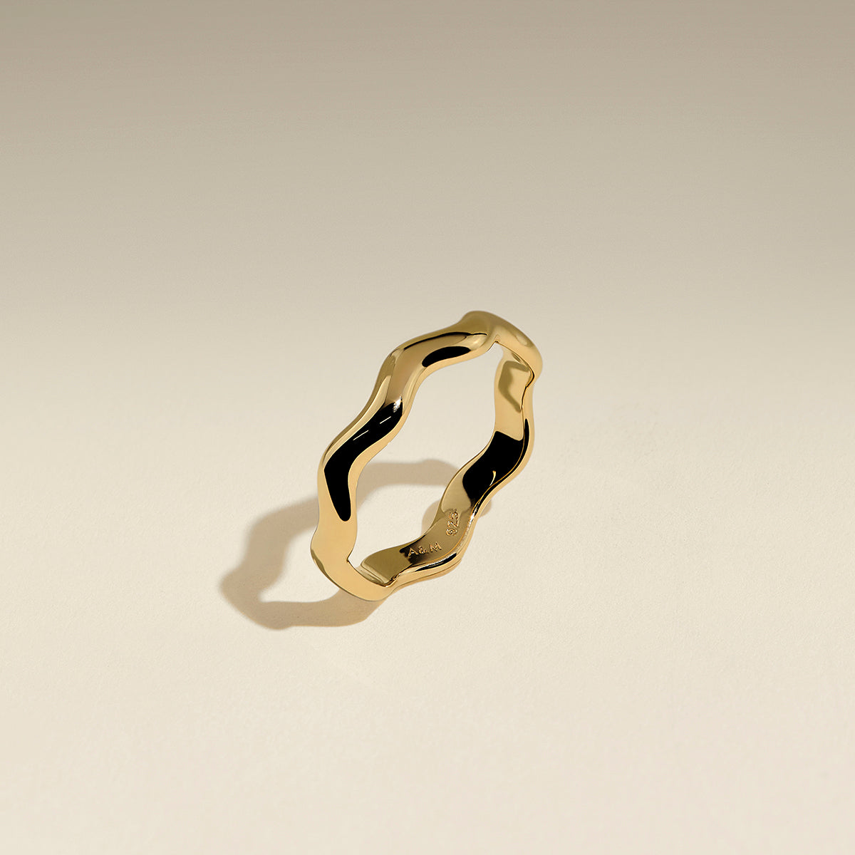 Scalloped Band Ring in Gold-Astrid &amp; Miyu