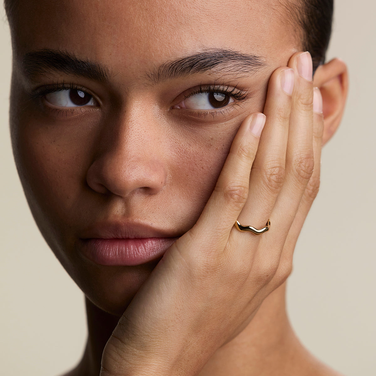 Scalloped Band Ring in Gold-Astrid &amp; Miyu
