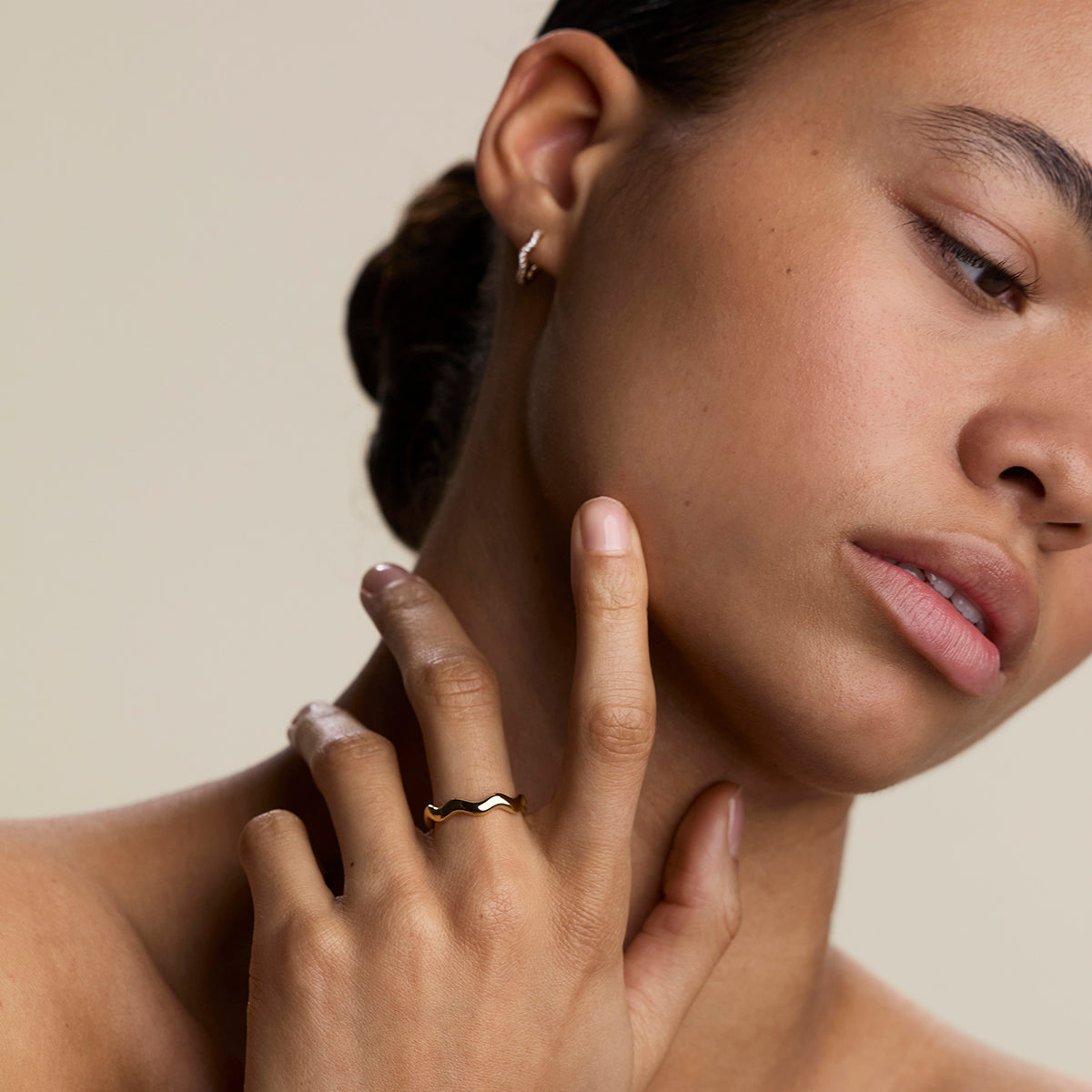 Scalloped Band Ring in Gold-Astrid &amp; Miyu