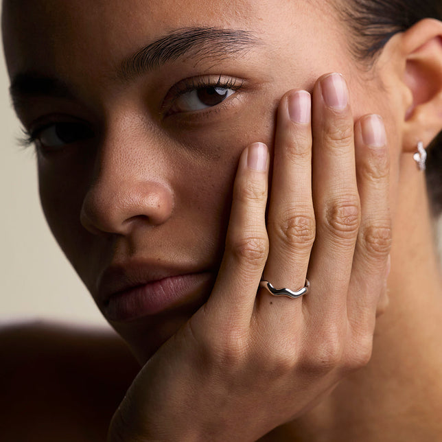 Scalloped Band Ring in Silver-Astrid & Miyu