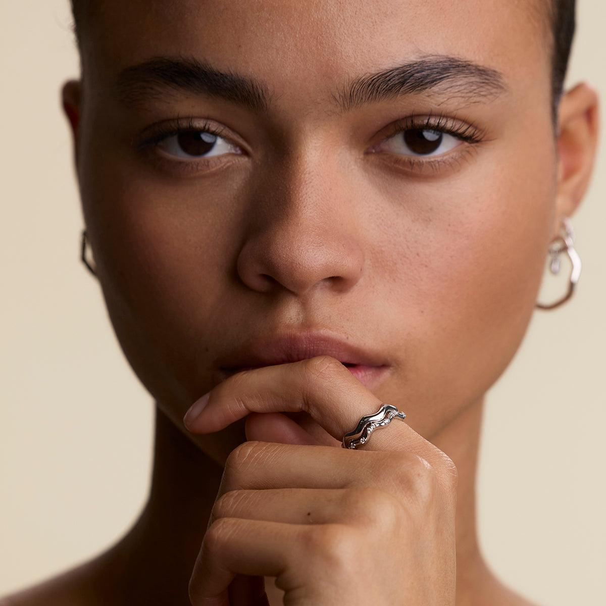 Scalloped Band Ring in Silver-Astrid &amp; Miyu