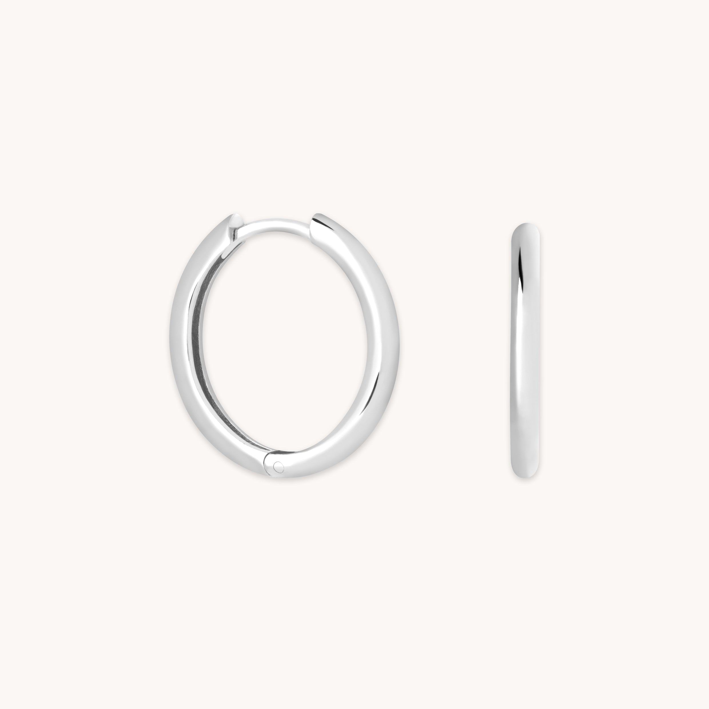 Core Collection SS23 - Essential Medium Hoops in Silver - Hoop Earrings - Astrid &amp; Miyu
