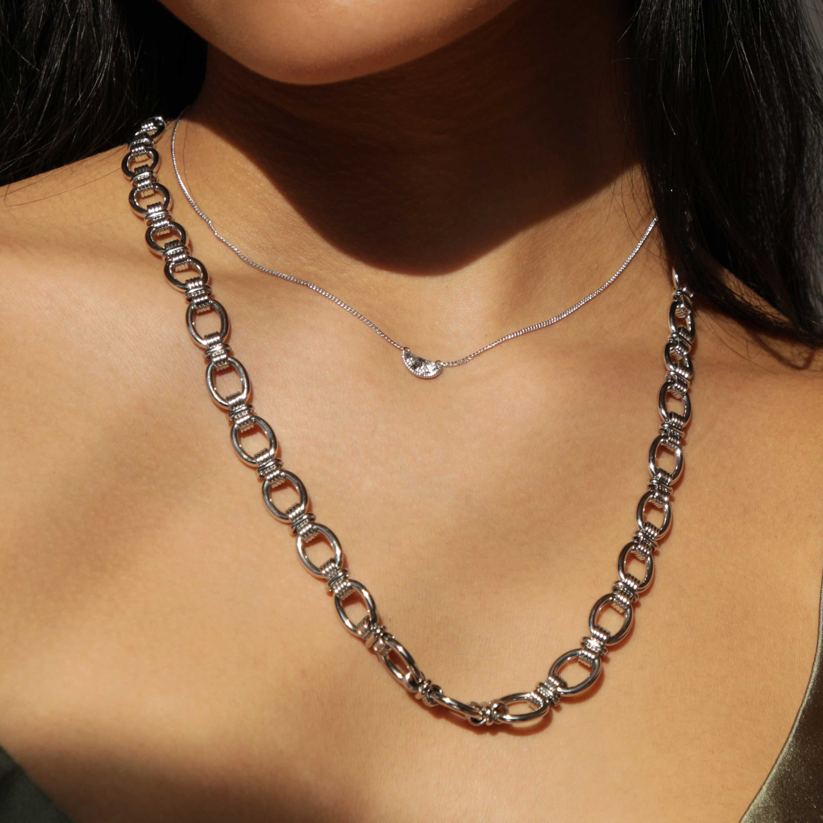 Ribbed Link Chain Necklace in Silver